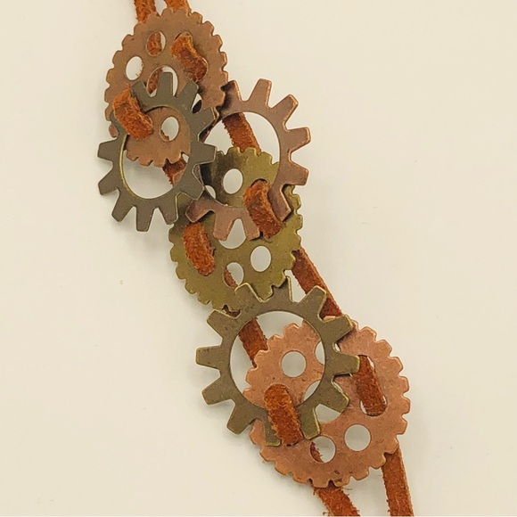 Steampunk gears and suede bracelet - Picture 1 of 10